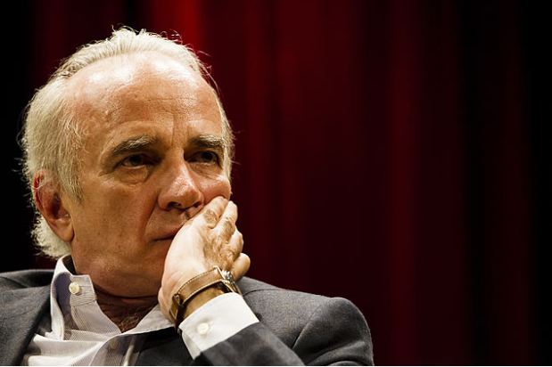 Brasil vai contra a realidade ao insistir em juros altos, diz Lara Resende